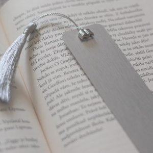 Stříbrná hliníková záložka do knihy s komponentem knížky