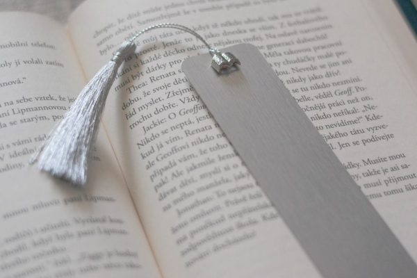 Stříbrná hliníková záložka do knihy s komponentem knížky