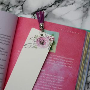 Květinová záložka do knihy s růžovo-fialovým koženkovým střapcem 2