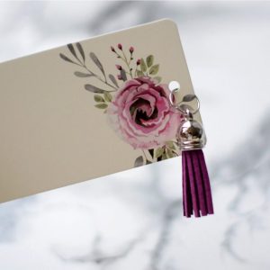 Květinová záložka do knihy s růžovo-fialovým koženkovým střapcem