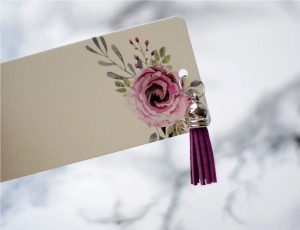 Květinová záložka do knihy s růžovo-fialovým koženkovým střapcem