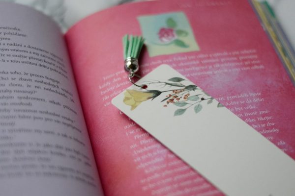 Květinová záložka do knihy s mintovým koženkovým střapcem 2