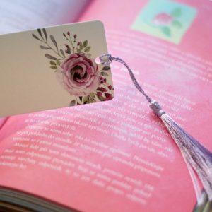 Květinová záložka do knihy s fialovým střapcem