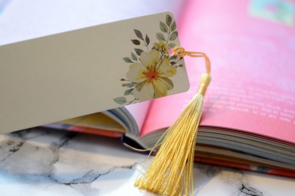 Květinová záložka do knihy se žlutým střapcem