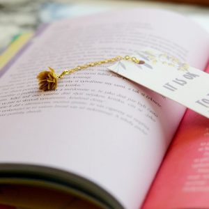 Zlato-hnědá záložka do knihy s béžovou kytičkou 3
