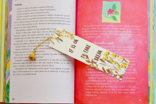 Zlato-hnědá záložka do knihy s béžovou kytičkou