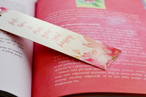 Růžová záložka do knihy s jemně růžovým střapcem 3