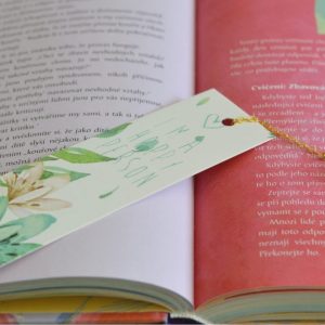 Béžovo-zelená záložka do knihy s krémovou kytičkou 3