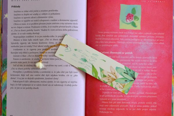 Béžovo-zelená záložka do knihy s krémovou kytičkou 2