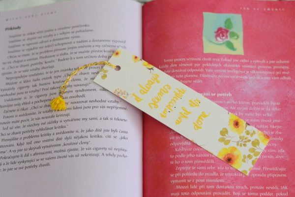 Květinová záložka do knihy se žlutou kytičkou 2