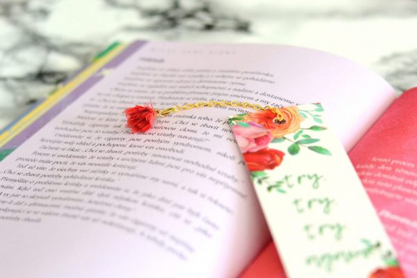 Květinová záložka do knihy s červenou kytičkou 2