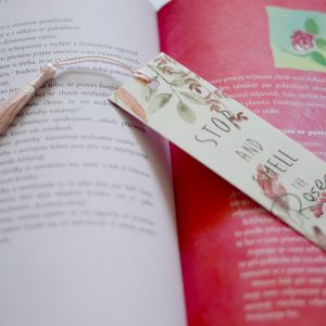Růžová záložka do knihy s jemně růžovým střapcem_3