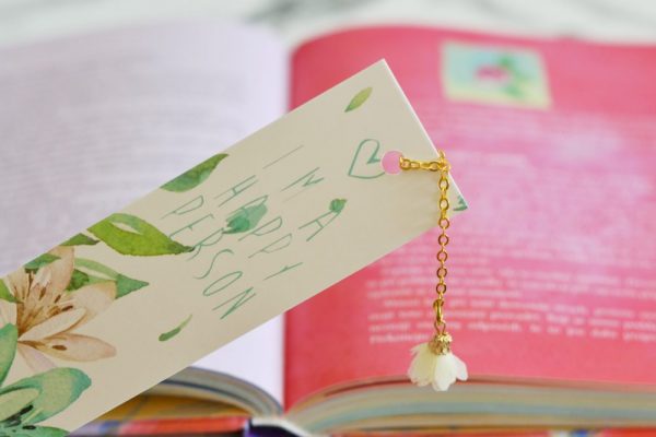 Béžovo-zelená záložka do knihy s krémovou kytičkou