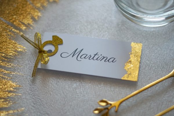 Jmenovka na svatební tabuli se zlatými detaily