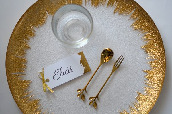 Jmenovka na svatební tabuli se zlatými detaily – mašle 3