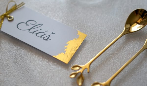 Jmenovka na svatební tabuli se zlatými detaily – mašle 2