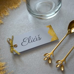 Jmenovka na svatební tabuli se zlatými detaily – mašle