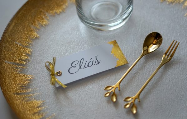 Jmenovka na svatební tabuli se zlatými detaily – mašle