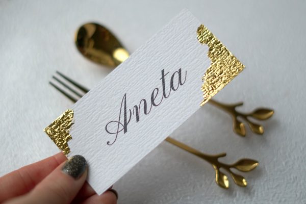 Jmenovka na svatební tabuli se zlatými rohy