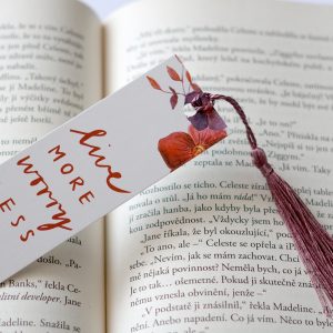 Květinová záložka do knihy s fialovým střapcem 2