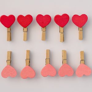 10 ks růžových kolíčků se srdcem