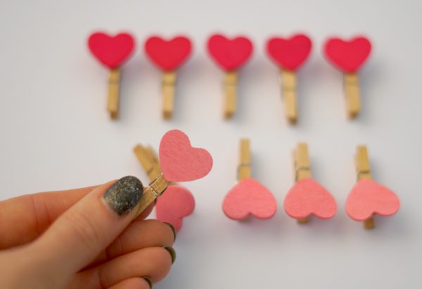 10 ks růžových kolíčků se srdcem 3