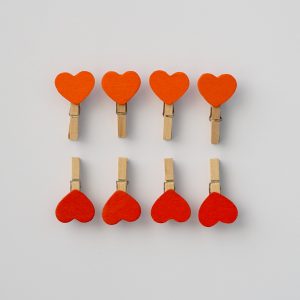 10 ks dřevěných kolíčků se srdcem (mix červených a oranžových)