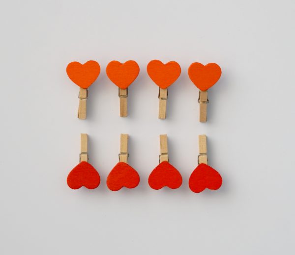 10 ks dřevěných kolíčků se srdcem (mix červených a oranžových)