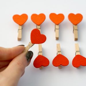10 ks dřevěných kolíčků se srdcem (mix červených a oranžových) 2