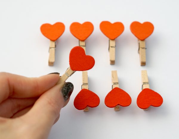 10 ks dřevěných kolíčků se srdcem (mix červených a oranžových) 2