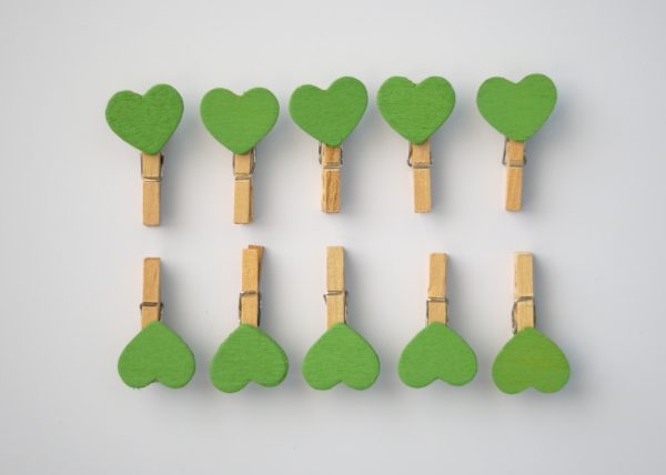 10 ks zelených kolíčků se srdcem