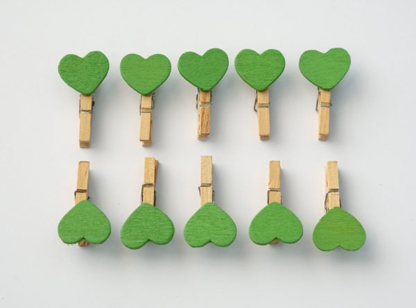 10 ks zelených kolíčků se srdcem 3
