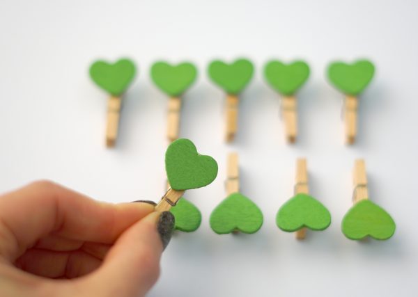 10 ks zelených kolíčků se srdcem 2