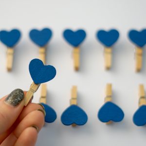 10 ks tmavě modrých kolíčků se srdcem 2
