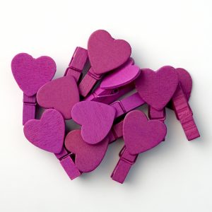10 ks sytě fialových kolíčků se srdcem