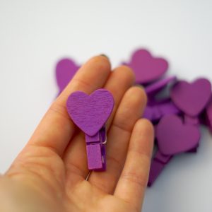 10 ks sytě fialových kolíčků se srdcem 3