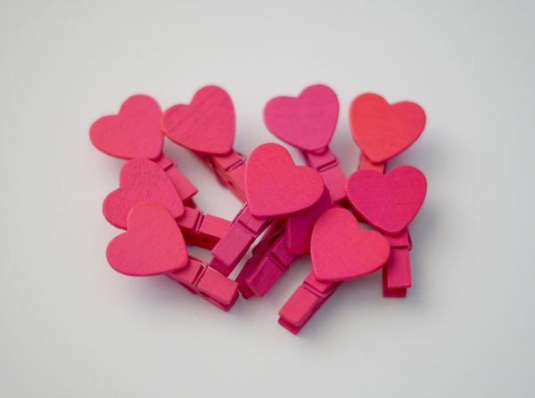 10 ks sytě růžových kolíčků se srdcem
