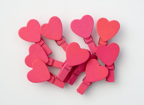 10 ks sytě růžových kolíčků se srdcem 2