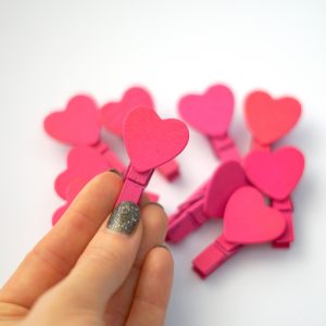 10 ks sytě růžových kolíčků se srdcem 3