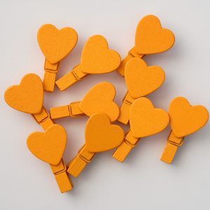 10 ks oranžových kolíčků se srdcem