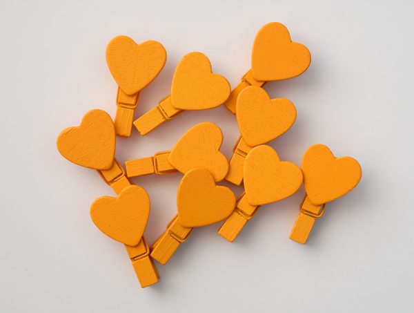 10 ks oranžových kolíčků se srdcem