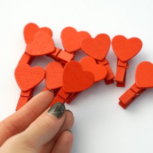 10 ks červených kolíčků se srdcem 3