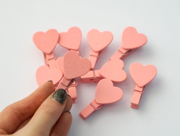 10 ks růžových kolíčků se srdcem 2