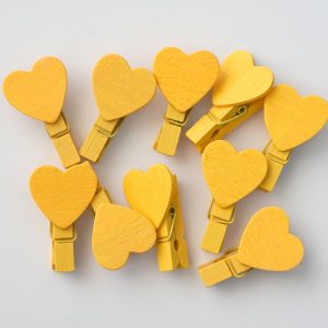 10 ks žlutých kolíčků se srdcem