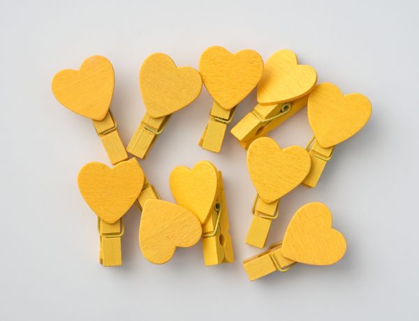 10 ks žlutých kolíčků se srdcem