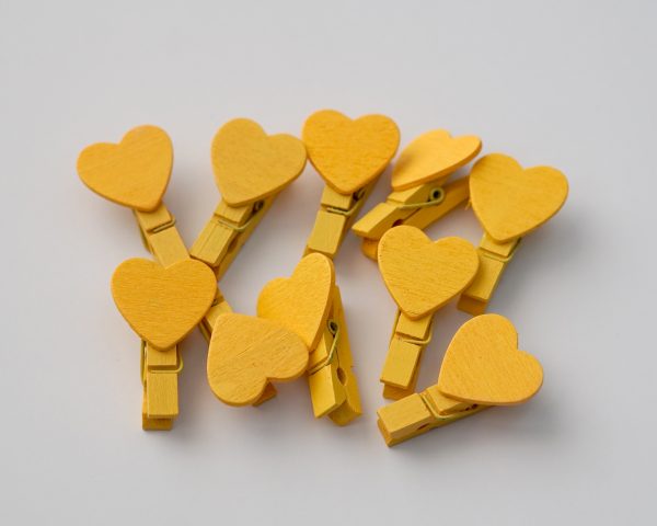 10 ks žlutých kolíčků se srdcem 2