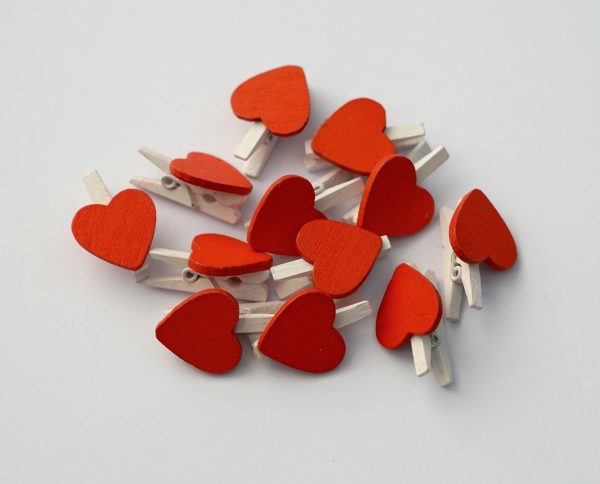 Bílé dřevěné kolíčky 2,5 cm s červeným srdcem