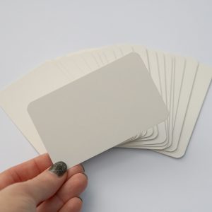 Bílé papírové kartičky/jmenovky