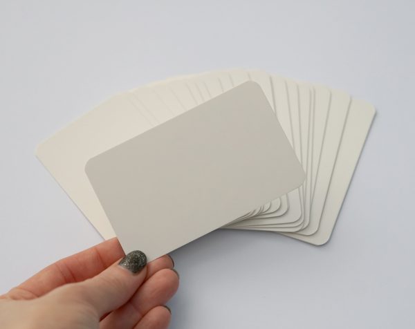 Bílé papírové kartičky/jmenovky