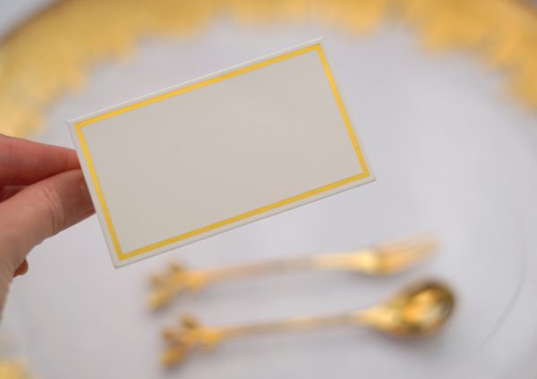 Bílo-zlaté papírové kartičky/jmenovky na svatební tabuli 3
